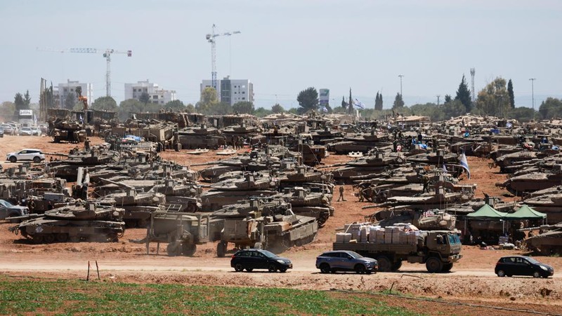 Tentara Israel berjalan di tengah kendaraan militer, di tengah konflik yang sedang berlangsung antara Israel dan kelompok Islam Palestina Hamas, dekat Perbatasan Israel-Gaza, di Israel selatan, 9 Mei 2024. (REUTERS/Amir Cohen)
