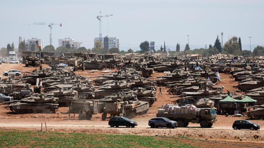 Kendaraan militer Israel terlihat di dekat perbatasan Israel-Gaza, di tengah konflik yang sedang berlangsung antara Israel dan kelompok Islam Palestina Hamas, di Israel selatan, 8 Mei 2024. (REUTERS/Ammar Awad)