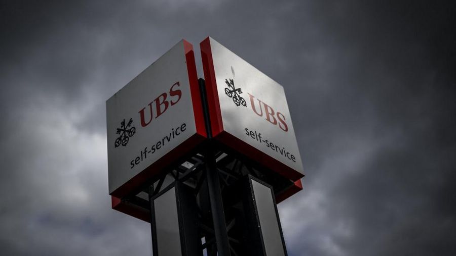 Logo perbankan raksasa Swiss UBS. (Photo by Fabrice COFFRINI / AFP)