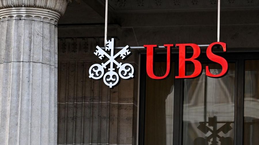 Logo perbankan raksasa Swiss UBS. (Photo by Fabrice COFFRINI / AFP)