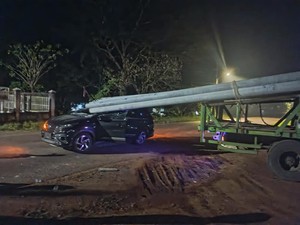 Mobil Rombongan Kafilah MTQ Banyuasin Tabrak Tiang Beton yang Diangkut Truk