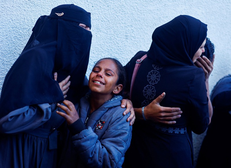 Warga Palestina memeriksa lokasi serangan Israel di sebuah rumah, di tengah konflik yang sedang berlangsung antara Israel dan kelompok Islam Palestina Hamas, di Rafah, di selatan Jalur Gaza, 8 Mei 2024. (REUTERS/Mohammed Salem)