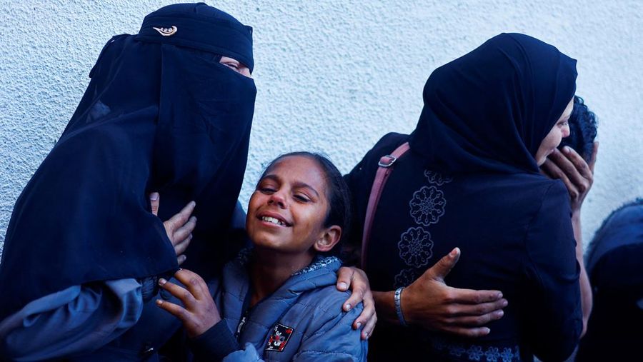 Orang-orang berduka di dekat jenazah warga Palestina yang tewas dalam serangan Israel, di tengah konflik yang sedang berlangsung antara Israel dan kelompok Islam Palestina Hamas, di Rafah, di selatan Jalur Gaza, 8 Mei 2024. (REUTERS/Mohammed Salem)