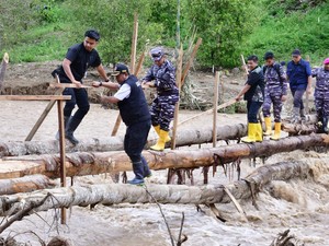 Pj Gubernur Sulsel Lewati Titian Bambu Temui Korban Longsor di Latimojong