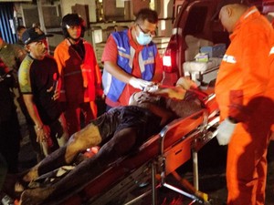 Seorang Pria Korban Penusukan Terkapar Bersimbah Darah di Jalanan Surabaya