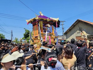 Ratusan Warga Kawal Prosesi Ngaben Mahasiswa STIP yang Tewas Dianiaya Senior