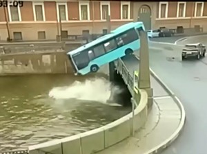Kecelakaan Bus Tenggelam di Sungai Moyka Rusia, 3 Orang Tewas