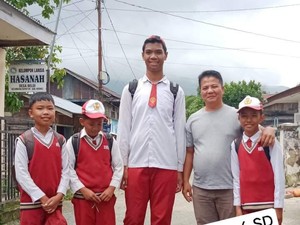 Mengenal Sagil, Bocah SD di Kerinci yang Punya Tinggi Badan 2 Meter