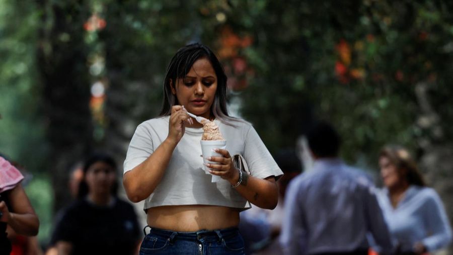 Seorang wanita makan es krim untuk mendinginkan tubuh saat gelombang panas terjadi, di Monterrey, Meksiko 9 Mei 2024. Seorang wanita makan es krim untuk mendinginkan tubuh saat gelombang panas terjadi, di Monterrey, Meksiko 9 Mei 2024. (REUTERS/Daniel Becerril)