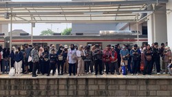 Ragam Cerita Warga Berpindah Kereta di Manggarai Saat Long Weekend