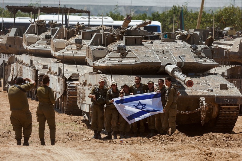Tentara Israel berjalan di tengah kendaraan militer, di tengah konflik yang sedang berlangsung antara Israel dan kelompok Islam Palestina Hamas, dekat Perbatasan Israel-Gaza, di Israel selatan, 9 Mei 2024. Tentara Israel berjalan di tengah kendaraan militer, di tengah konflik yang sedang berlangsung antara Israel dan kelompok Islam Palestina Hamas, dekat Perbatasan Israel-Gaza, di Israel selatan, 9 Mei 2024. (REUTERS/Amir Cohen)