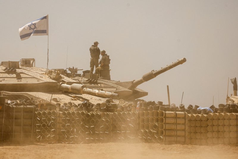 Tentara Israel berjalan di tengah kendaraan militer, di tengah konflik yang sedang berlangsung antara Israel dan kelompok Islam Palestina Hamas, dekat Perbatasan Israel-Gaza, di Israel selatan, 9 Mei 2024. Tentara Israel berjalan di tengah kendaraan militer, di tengah konflik yang sedang berlangsung antara Israel dan kelompok Islam Palestina Hamas, dekat Perbatasan Israel-Gaza, di Israel selatan, 9 Mei 2024. (REUTERS/Amir Cohen)