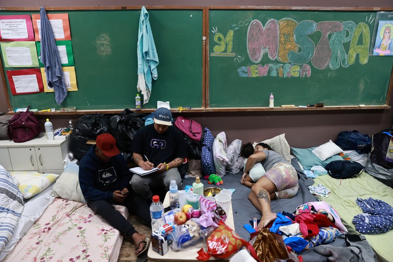 Warga yang dievakuasi dari kawasan banjir beristirahat di gym yang digunakan sebagai tempat berlindung di Porto Alegre, negara bagian Rio Grande do Sul, Brasil, 10 Mei 2024. Warga yang dievakuasi dari kawasan banjir beristirahat di gym yang digunakan sebagai tempat berlindung di Porto Alegre, negara bagian Rio Grande do Sul, Brasil, 10 Mei 2024. (REUTERS/Diego Vara)