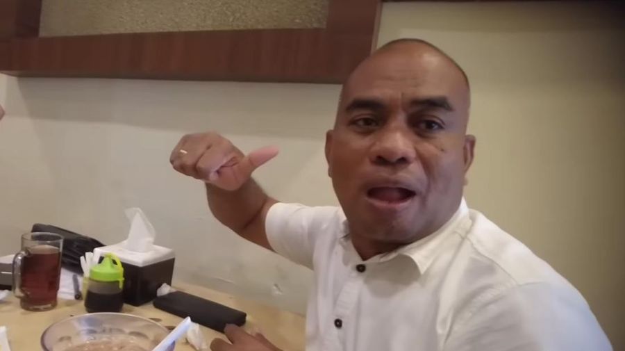 Asri Damuna telah diberhentikan dari jabatannya sebagai Kepala Kantor UPBU Sangia Nibandera Kolaka setelah menjadi sorotan karena mengajak seorang YouTuber asal Korea Selatan ke hotel. (Tangkapan Layar Youtube JIAH)