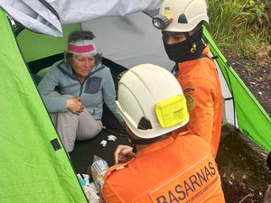 WN Inggris Tertimpa Batu Saat Mendaki di Gunung Soputan Minahasa Dievakuasi