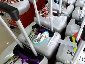 Unik! Calon Haji Asal Temanggung Ini Tandai Kopernya Pakai Sandal Doraemon