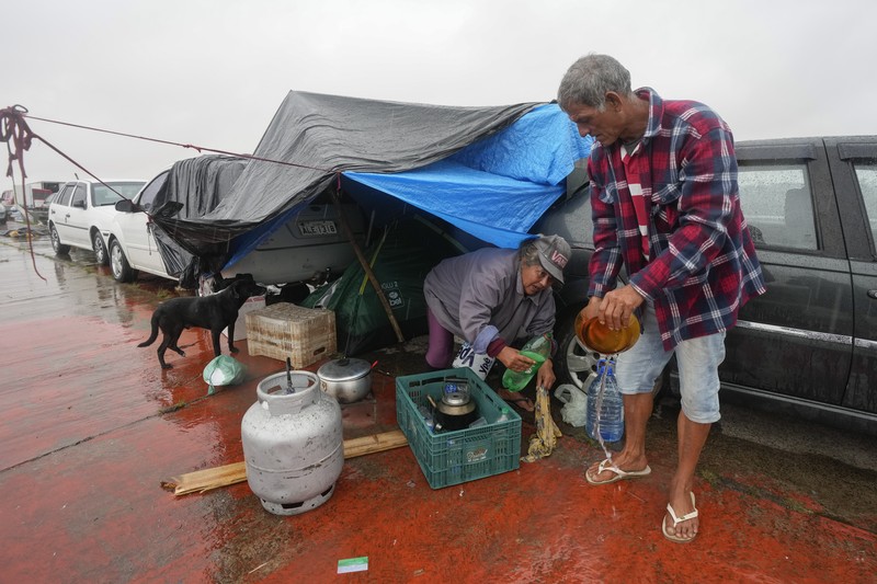 Warga yang dievakuasi dari kawasan banjir beristirahat di gym yang digunakan sebagai tempat berlindung di Porto Alegre, negara bagian Rio Grande do Sul, Brasil, 10 Mei 2024. (REUTERS/Diego Vara)