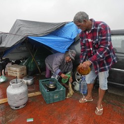 Potret Warga Cari Keselamatan Saat Banjir Rendam Paru-paru Bumi