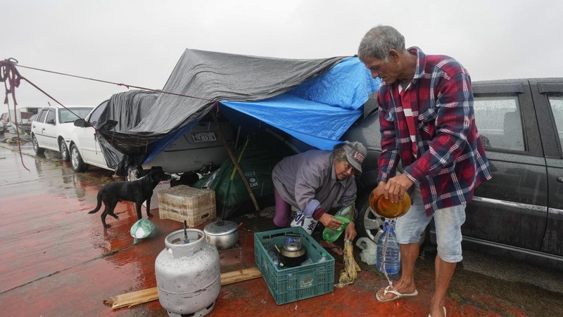 Warga yang dievakuasi dari kawasan banjir beristirahat di gym yang digunakan sebagai tempat berlindung di Porto Alegre, negara bagian Rio Grande do Sul, Brasil, 10 Mei 2024. (REUTERS/Diego Vara)