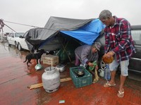 Potret Warga Cari Keselamatan Saat Banjir Rendam Paru-paru Bumi