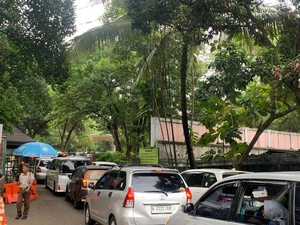 Libur Akhir Pekan, Antrean Kendaraan Mengular di Pintu Barat Ragunan