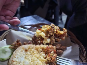Rela Nunggu 2 Jam Demi Cicip Nasi Mercon Viral di Barito