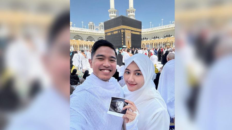 Putra Bungsu Presiden Joko Widodo (Jokowi) sekaligus Ketua Umum PSI Kaesang Pangarep. Kaesang mengabarkan bahwa sang istri, Erina Gudono, tengah hamil dengan mengunggah foto hasil USG kandungan Erina saat beribadah di Tanah Suci dalam akun Instagram pribadinya. (Instagram @kaesangp)