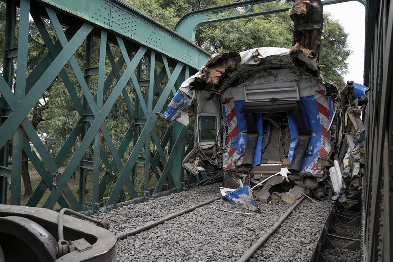 Tampilan drone menunjukkan tim penyelamat bekerja di lokasi tabrakan kereta api di Buenos Aires, Argentina, 10 Mei 2024. (REUTERS/Agustin Marcarian)