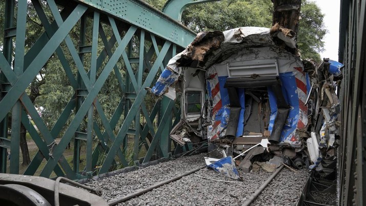 Sebuah gerbong kereta yang bertabrakan dengan gerbong lain berdiri di atas rel di Buenos Aires, Argentina, Jumat, 10 Mei 2024. (AP Photo/Rodrigo Abd)