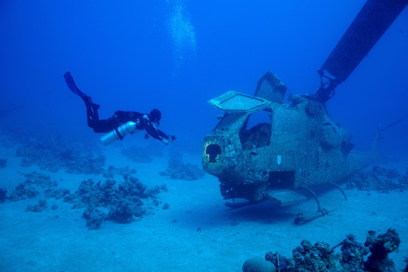 Seorang penyelam berenang di samping kendaraan militer yang tenggelam di Museum Militer Bawah Air di Aqaba, Yordania, 7 Mei 2024. (REUTERS/Stelios Misinas)     TPX IMAGES OF THE DAY