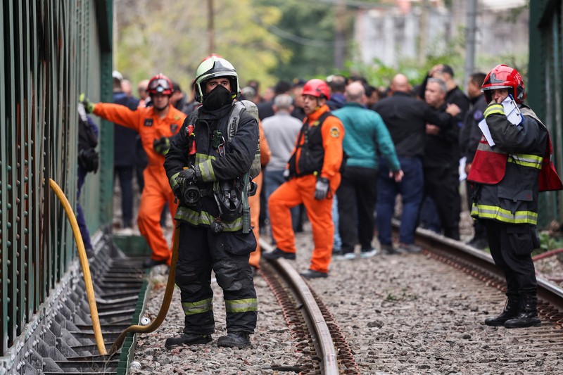 Tampilan drone menunjukkan tim penyelamat bekerja di lokasi tabrakan kereta api di Buenos Aires, Argentina, 10 Mei 2024. (REUTERS/Agustin Marcarian)