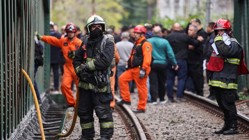 Tampilan drone menunjukkan tim penyelamat bekerja di lokasi tabrakan kereta api di Buenos Aires, Argentina, 10 Mei 2024. (REUTERS/Agustin Marcarian)