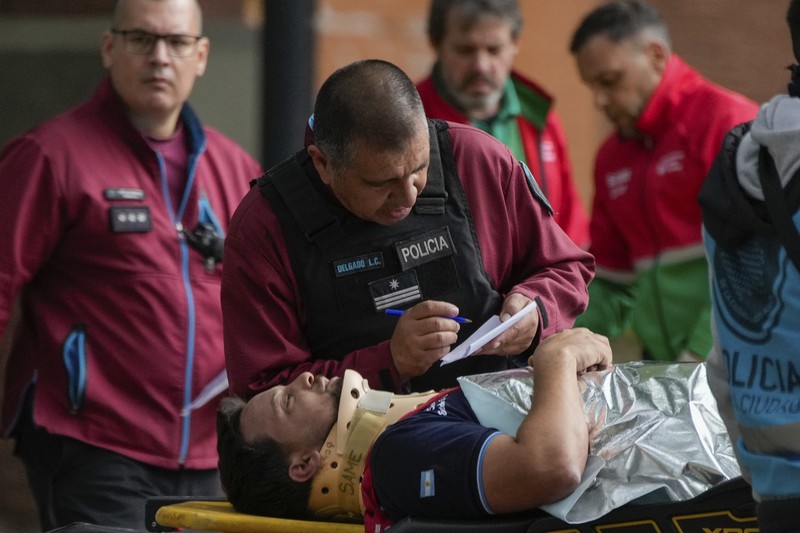 Tampilan drone menunjukkan tim penyelamat bekerja di lokasi tabrakan kereta api di Buenos Aires, Argentina, 10 Mei 2024. Tampilan drone menunjukkan tim penyelamat bekerja di lokasi tabrakan kereta api di Buenos Aires, Argentina, 10 Mei 2024. (REUTERS/Agustin Marcarian)