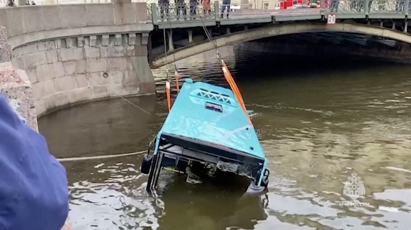Setidaknya tujuh penumpang bus tewas dan beberapa lainnya terluka setelah bus mereka mengalami kecelakaan tunggal di St. Petersbug, Rusia pada Jumat (10/5/2024). Setidaknya tujuh penumpang bus tewas dan beberapa lainnya terluka setelah bus mereka mengalami kecelakaan tunggal di St. Petersbug, Rusia pada Jumat (10/5/2024). (Tangkapan Layar Video Reuters/RUSSIAN MINISTRY OF EMERGENCIES)