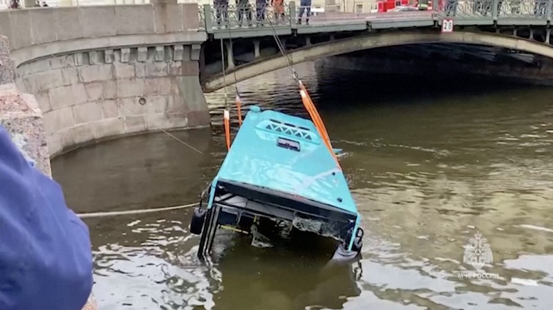 Setidaknya tujuh penumpang bus tewas dan beberapa lainnya terluka setelah bus mereka mengalami kecelakaan tunggal di St. Petersbug, Rusia pada Jumat (10/5/2024). (Tangkapan Layar Video Reuters/RUSSIAN MINISTRY OF EMERGENCIES)