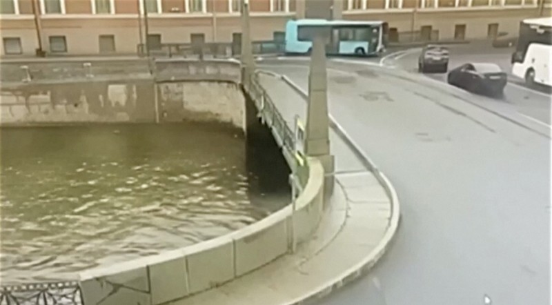Setidaknya tujuh penumpang bus tewas dan beberapa lainnya terluka setelah bus mereka mengalami kecelakaan tunggal di St. Petersbug, Rusia pada Jumat (10/5/2024). (Tangkapan Layar Video Reuters/RUSSIAN MINISTRY OF EMERGENCIES)