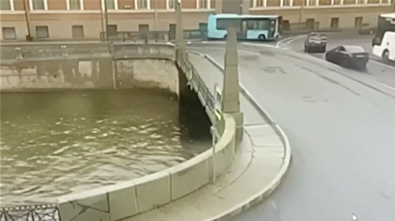 Setidaknya tujuh penumpang bus tewas dan beberapa lainnya terluka setelah bus mereka mengalami kecelakaan tunggal di St. Petersbug, Rusia pada Jumat (10/5/2024). (Tangkapan Layar Video Reuters/RUSSIAN MINISTRY OF EMERGENCIES)