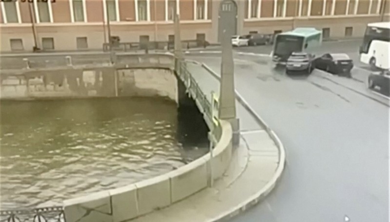 Setidaknya tujuh penumpang bus tewas dan beberapa lainnya terluka setelah bus mereka mengalami kecelakaan tunggal di St. Petersbug, Rusia pada Jumat (10/5/2024). (Tangkapan Layar Video Reuters/RUSSIAN MINISTRY OF EMERGENCIES)