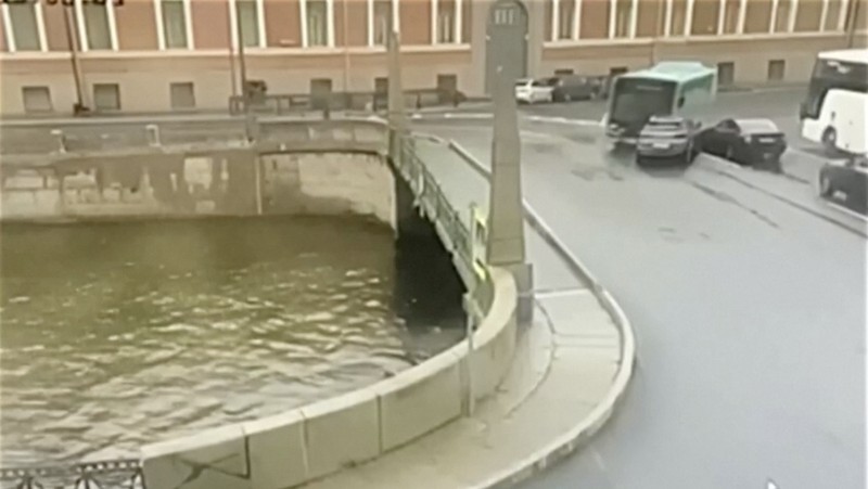 Setidaknya tujuh penumpang bus tewas dan beberapa lainnya terluka setelah bus mereka mengalami kecelakaan tunggal di St. Petersbug, Rusia pada Jumat (10/5/2024). (Tangkapan Layar Video Reuters/RUSSIAN MINISTRY OF EMERGENCIES)
