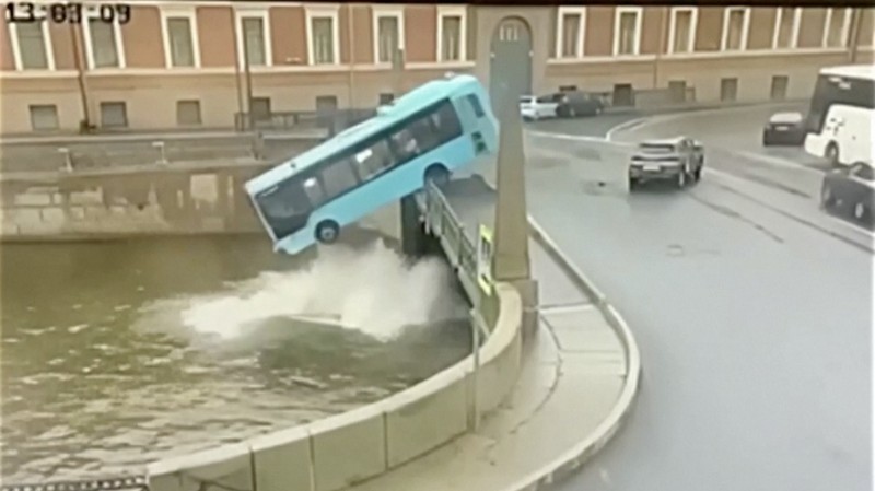 Setidaknya tujuh penumpang bus tewas dan beberapa lainnya terluka setelah bus mereka mengalami kecelakaan tunggal di St. Petersbug, Rusia pada Jumat (10/5/2024). Setidaknya tujuh penumpang bus tewas dan beberapa lainnya terluka setelah bus mereka mengalami kecelakaan tunggal di St. Petersbug, Rusia pada Jumat (10/5/2024). (Tangkapan Layar Video Reuters/RUSSIAN MINISTRY OF EMERGENCIES)