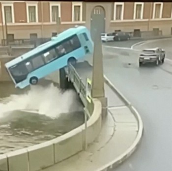 Ngeri! Detik-Detik Bus di Rusia Terjun Bebas 'Nyebur' ke Sungai