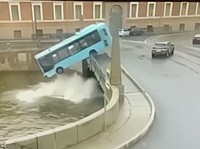 Ngeri! Detik-Detik Bus di Rusia Terjun Bebas 'Nyebur' ke Sungai