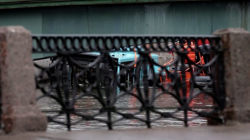 Setidaknya tujuh penumpang bus tewas dan beberapa lainnya terluka setelah bus mereka mengalami kecelakaan tunggal di St. Petersbug, Rusia pada Jumat (10/5/2024). (Tangkapan Layar Video Reuters/RUSSIAN MINISTRY OF EMERGENCIES)