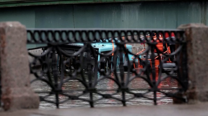 Setidaknya tujuh penumpang bus tewas dan beberapa lainnya terluka setelah bus mereka mengalami kecelakaan tunggal di St. Petersbug, Rusia pada Jumat (10/5/2024). (Tangkapan Layar Video Reuters/RUSSIAN MINISTRY OF EMERGENCIES)