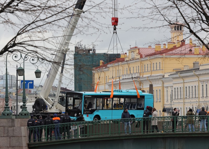 Setidaknya tujuh penumpang bus tewas dan beberapa lainnya terluka setelah bus mereka mengalami kecelakaan tunggal di St. Petersbug, Rusia pada Jumat (10/5/2024). Setidaknya tujuh penumpang bus tewas dan beberapa lainnya terluka setelah bus mereka mengalami kecelakaan tunggal di St. Petersbug, Rusia pada Jumat (10/5/2024). (Tangkapan Layar Video Reuters/RUSSIAN MINISTRY OF EMERGENCIES)