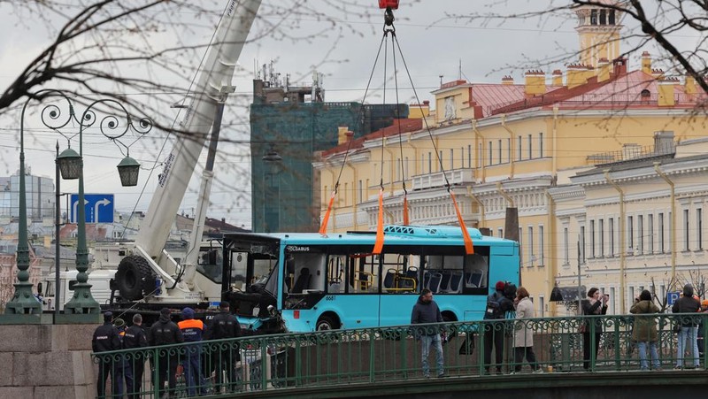 Setidaknya tujuh penumpang bus tewas dan beberapa lainnya terluka setelah bus mereka mengalami kecelakaan tunggal di St. Petersbug, Rusia pada Jumat (10/5/2024). (Tangkapan Layar Video Reuters/RUSSIAN MINISTRY OF EMERGENCIES)