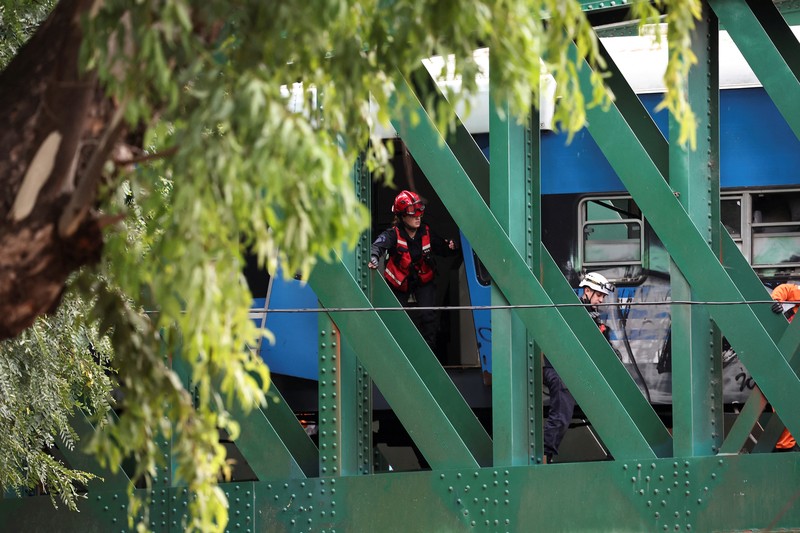 Tampilan drone menunjukkan tim penyelamat bekerja di lokasi tabrakan kereta api di Buenos Aires, Argentina, 10 Mei 2024. (REUTERS/Agustin Marcarian)
