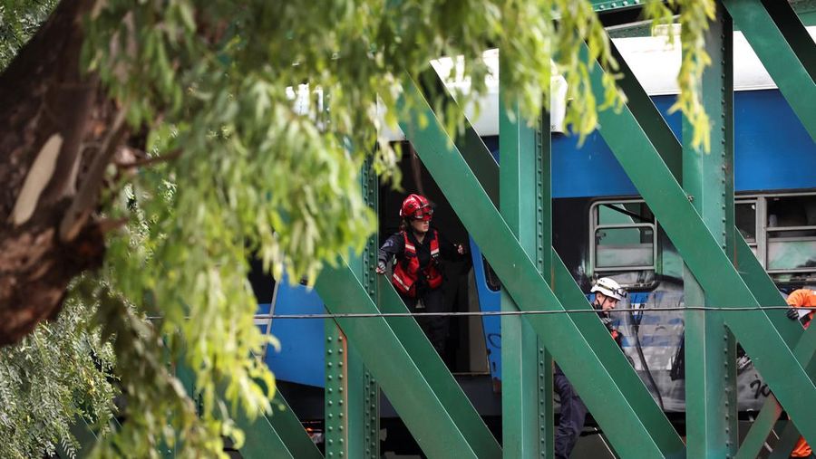 Tampilan drone menunjukkan tim penyelamat bekerja di lokasi tabrakan kereta api di Buenos Aires, Argentina, 10 Mei 2024. (REUTERS/Agustin Marcarian)