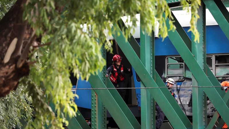 Tampilan drone menunjukkan tim penyelamat bekerja di lokasi tabrakan kereta api di Buenos Aires, Argentina, 10 Mei 2024. (REUTERS/Agustin Marcarian)