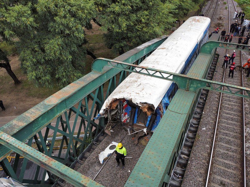 Tampilan drone menunjukkan tim penyelamat bekerja di lokasi tabrakan kereta api di Buenos Aires, Argentina, 10 Mei 2024. (REUTERS/Agustin Marcarian)